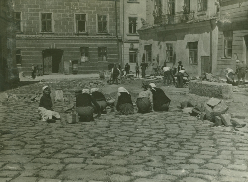 Restoration works at the Old Town Market Square, 1938-1939