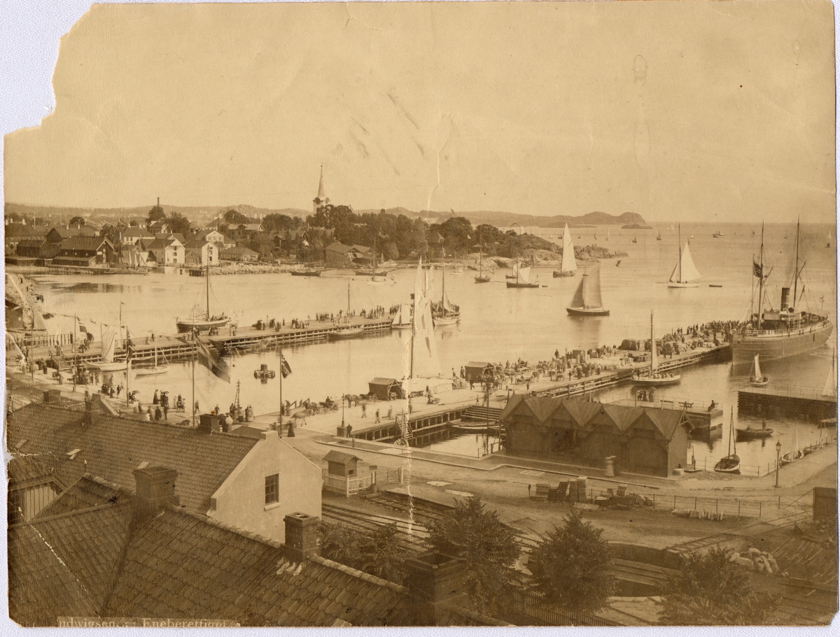 Panoramic image of Larvik around 1865. In the foreground – 18th and early 19th century wooden buildings of the Langestrand area. 