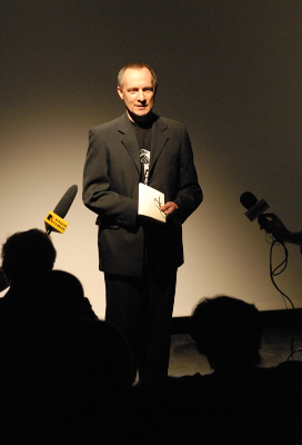 Sztajdel, Piotr. Montaż, 2010-03-15, Witold Dąbrowski przedstawia uczestników czytających 