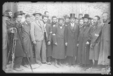 Grupa mężczyzn z fotografem