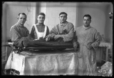 Kobieta i trzej mężczyźni