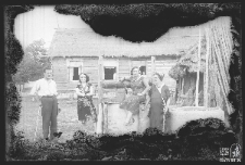 Mężczyzna i trzy kobiety przy studni