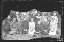 Kobieta z grupą dzieci