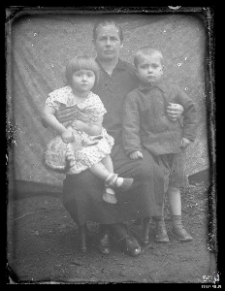 Kobieta z dw&oacute;jką dzieci