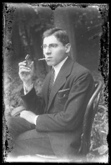 Portret mężczyzny palącego papierosa