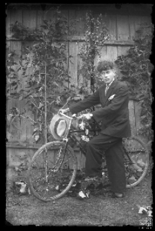 Mężczyzna z rowerem