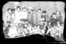 Dwie kobiety z grupą dzieci