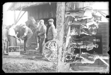 Grupa mężczyzn podczas podkuwania konia oraz grupa meżczyzn podczas pracy