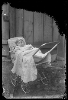 Dziecko w w&oacute;zku