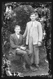 Dwaj młodzi mężczyźni