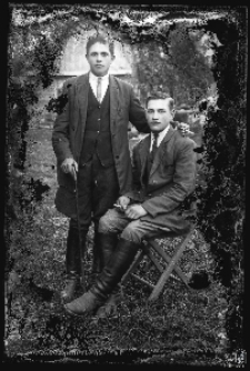 Dwaj młodzi mężczyźni