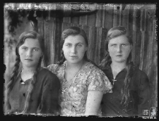 Trzy młode kobiety