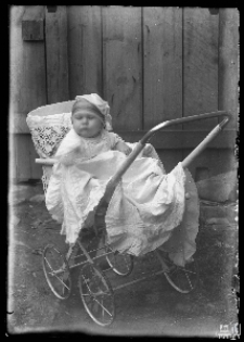 Dziecko w w&oacute;zku