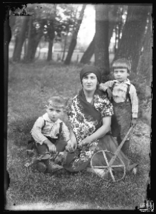 Kobieta z dw&oacute;jką dzieci