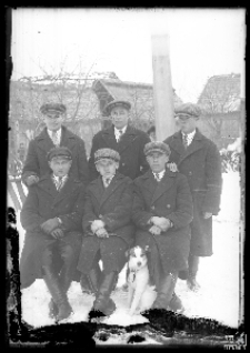 Grupa mężczyzn z psem
