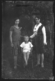 Dwie kobiety z dzieckiem