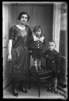 Kobieta z dw&oacute;jką dzieci