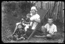 Kobieta z chłopcem i dw&oacute;jką dzieci