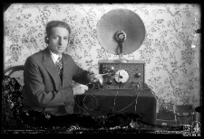 Mężczyzna słuchający radia