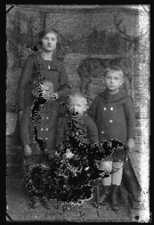 Młoda kobieta i trzech chłopc&oacute;w