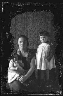 Kobieta z dw&oacute;jką dzieci