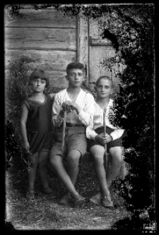 Dwaj chłopcy i dziewczynka