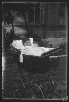 Dziecko w w&oacute;zku