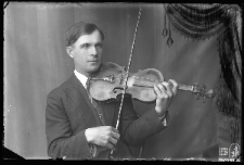 Mężczyzna grający na skrzypcach