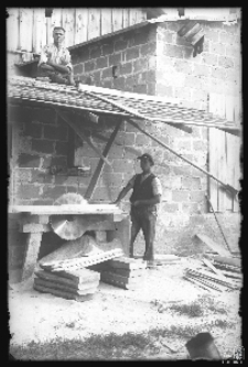 Dwaj mężczyźni w czasie pracy