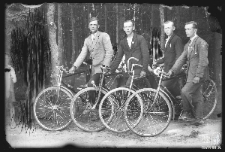 Czterej mężczyźni na rowerach