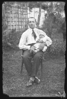 Mężczyzna z dzieckiem