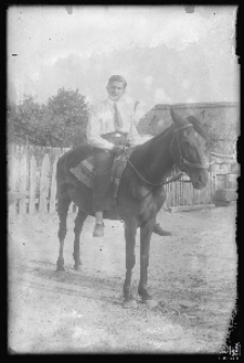 Mężczyzna siedzący na koniu