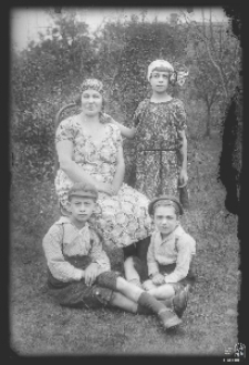 Kobieta z tr&oacute;jką dzieci