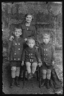 Kobieta i trzech chłopców