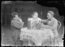 Kobieta i dwaj mężczyźni