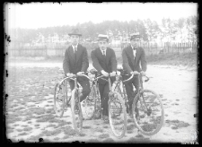 Trzej mężczyźni z rowerami