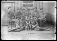 Chłopiec i grupa wojskowych