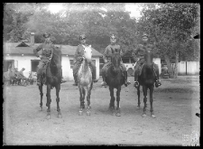 Czterech wojskowych na koniach