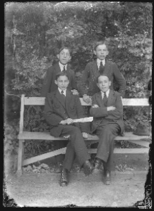 Czterech młodych mężczyzn