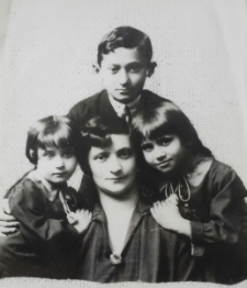 Bajla Korenblit with her children: Izaak, Rachela and Helena