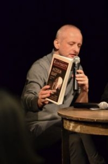 Paweł Pr&oacute;chniak z monograficznym numerem kwartalnika &bdquo;Konteksty&rdquo;