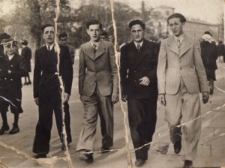 Uszer Fiszman w towarzystwie koleg&oacute;w