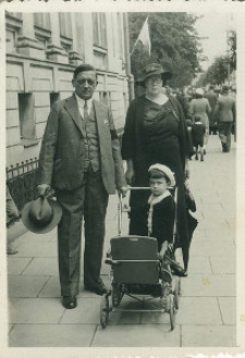 Państwo Szczepańscy z synem Leszkiem na Krakowskim Przedmieściu w Lublinie