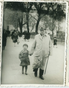 Leszek Szczepański z ojcem na placu Litewskim