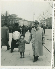 Leszek Szczepański z ojcem na placu Litewskim
