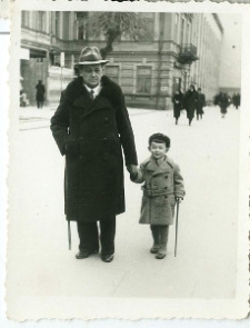 Leszek Szczepański z ojcem na Krakowskim Przedmieściu