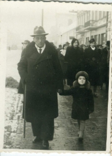 Leszek Szczepański z ojcem na Krakowskim Przedmieściu