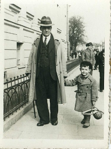 Leszek Szczepański z ojcem na Krakowskim Przedmieściu w Lublinie. W tle widoczny plac Litewski