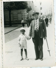 Leszek Szczepański z ojcem na Krakowskim Przedmieściu