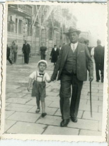 Leszek Szczepański z ojcem na Krakowskim Przedmieściu